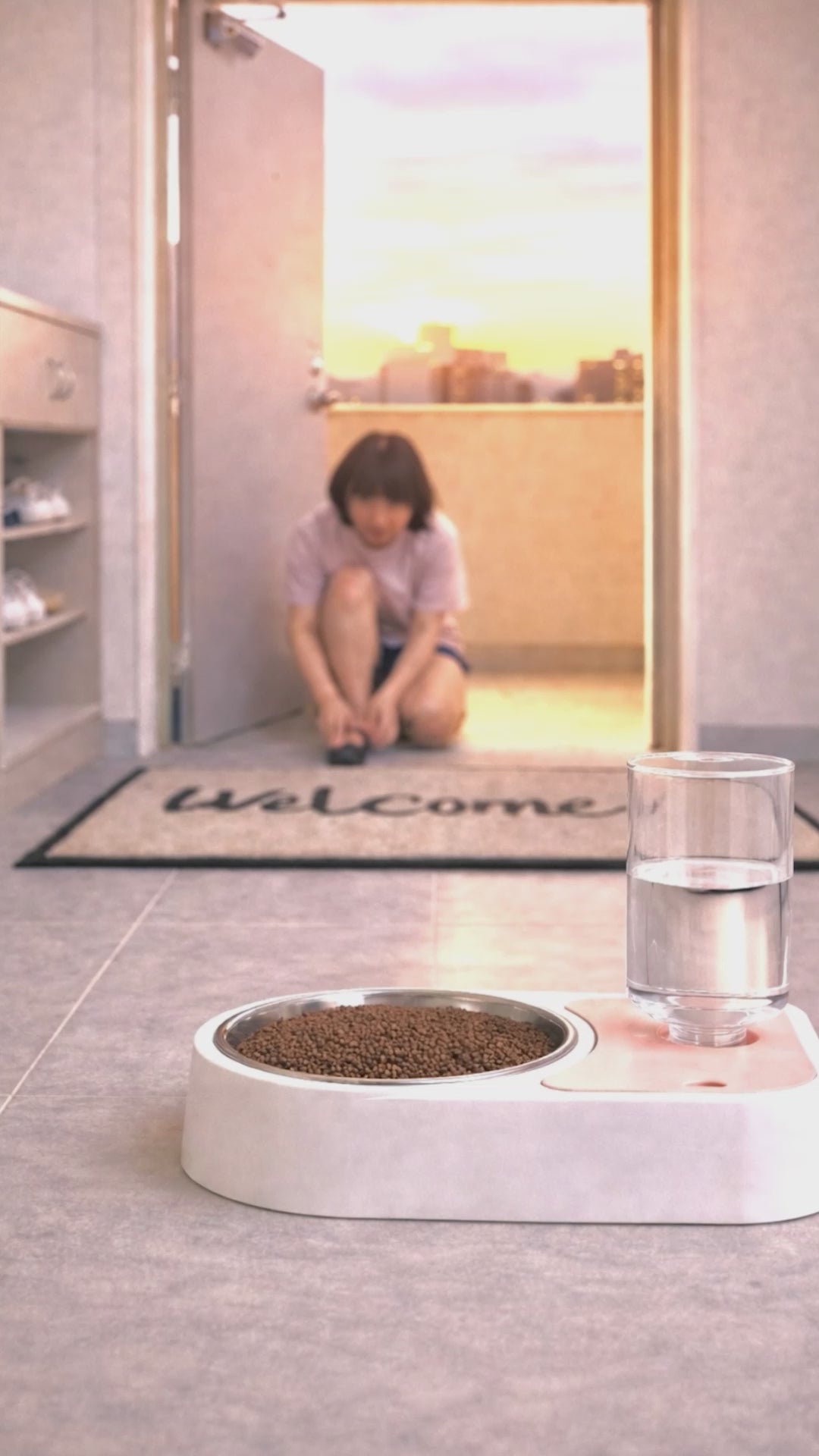 A women cat owner has went out and the cat in the room came to the bowl, ate the food. In the end, the cat shop logo floats over. Brand name 'Koooching!', Promotion video.